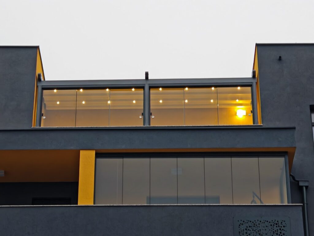 Pergola s pomičnim krovom od PVC platnom