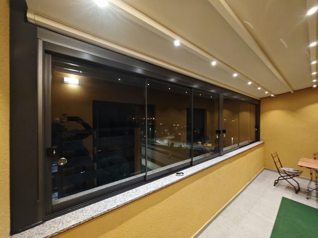 Pergola s pomičnim krovom od PVC platnom