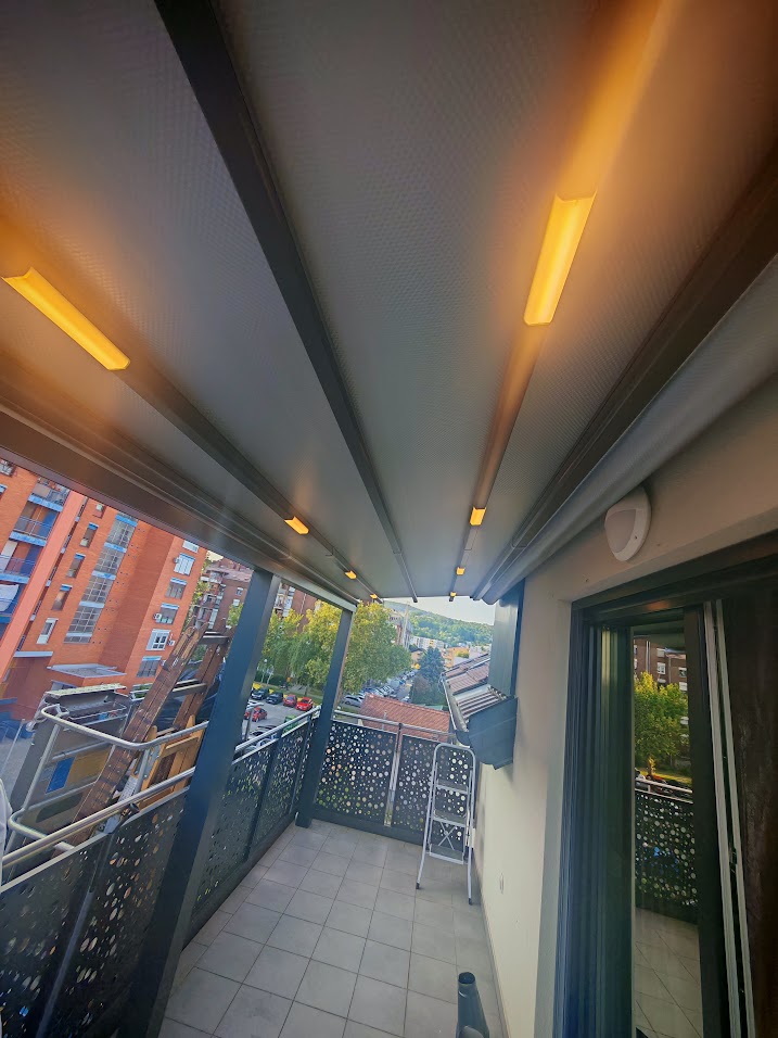 Pergola s pomičnim krovom od PVC platnom