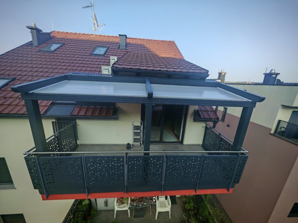 Pergola s pomičnim krovom od PVC platnom