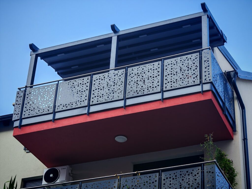 Pergola s pomičnim krovom od PVC platnom